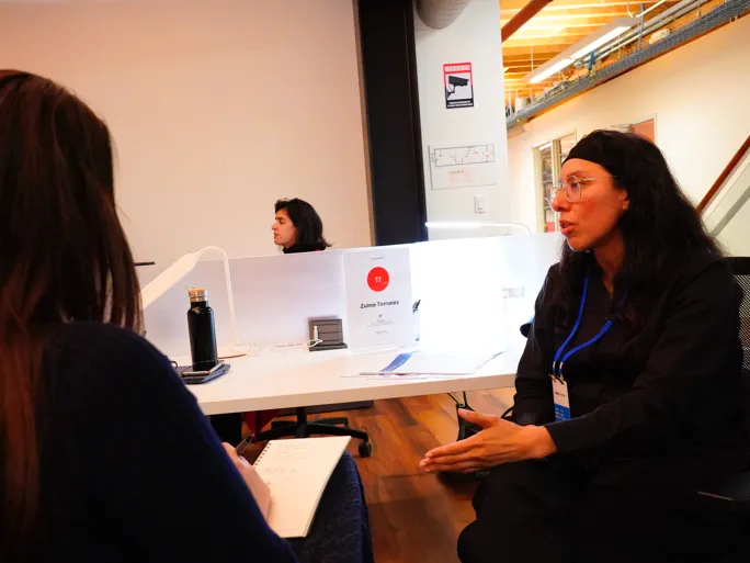 Zulma coaching a participant in a one-on-one session