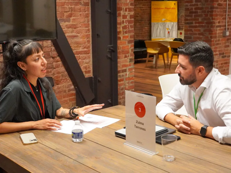 Zulma in a one-on-one mentorship session with a founder