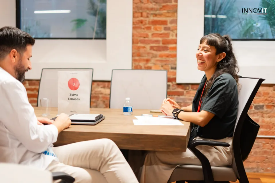 Zulma advising a founder in a meeting